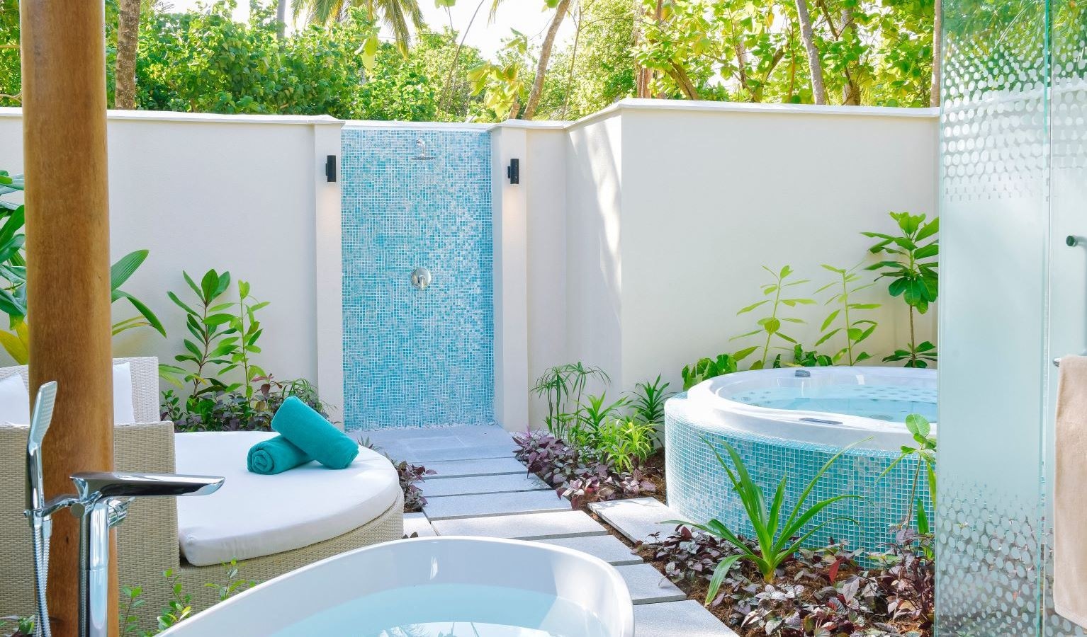 rooms-beach-villa-with-swirlpool