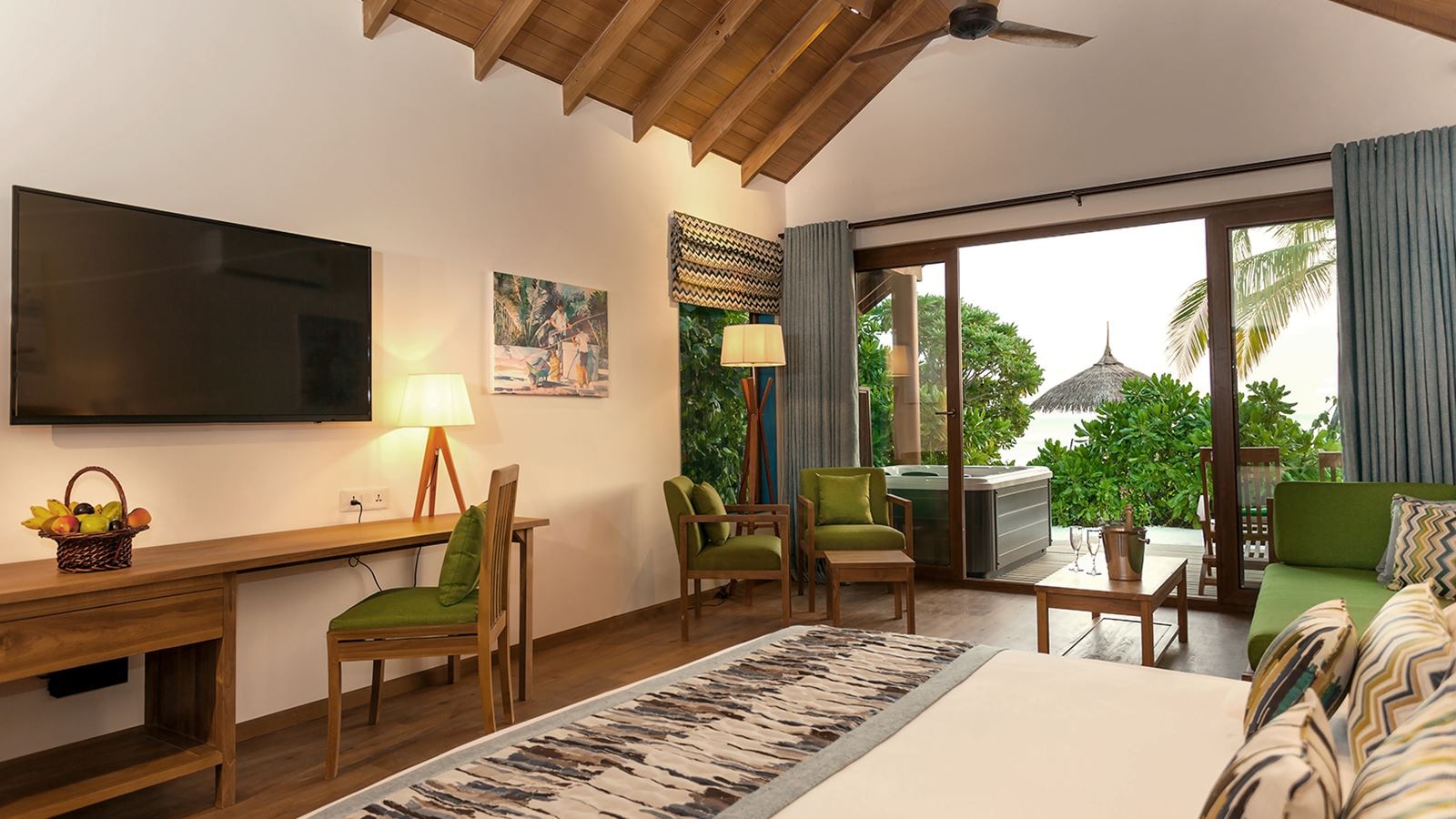 rooms-deluxe-jacuzzi-beach-villa