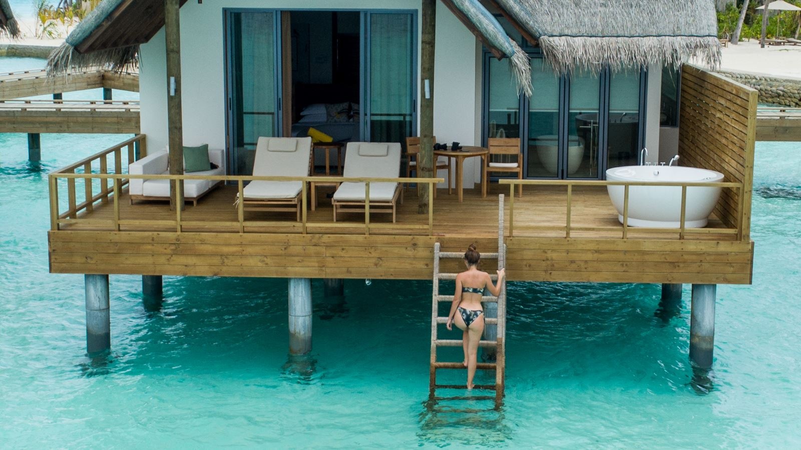 rooms-jacuzzi-water-villa