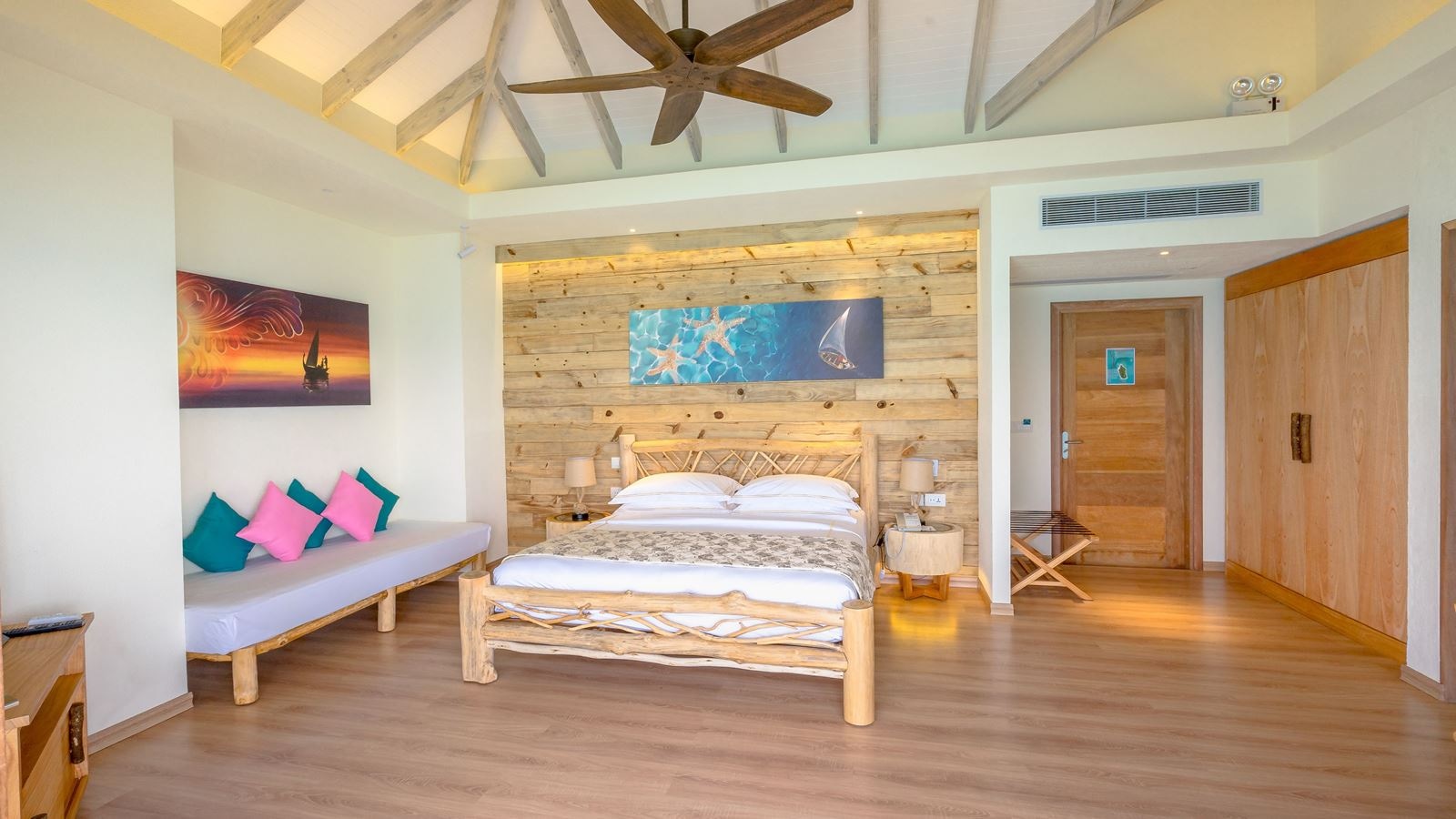 rooms-aqua-suite-with-slide