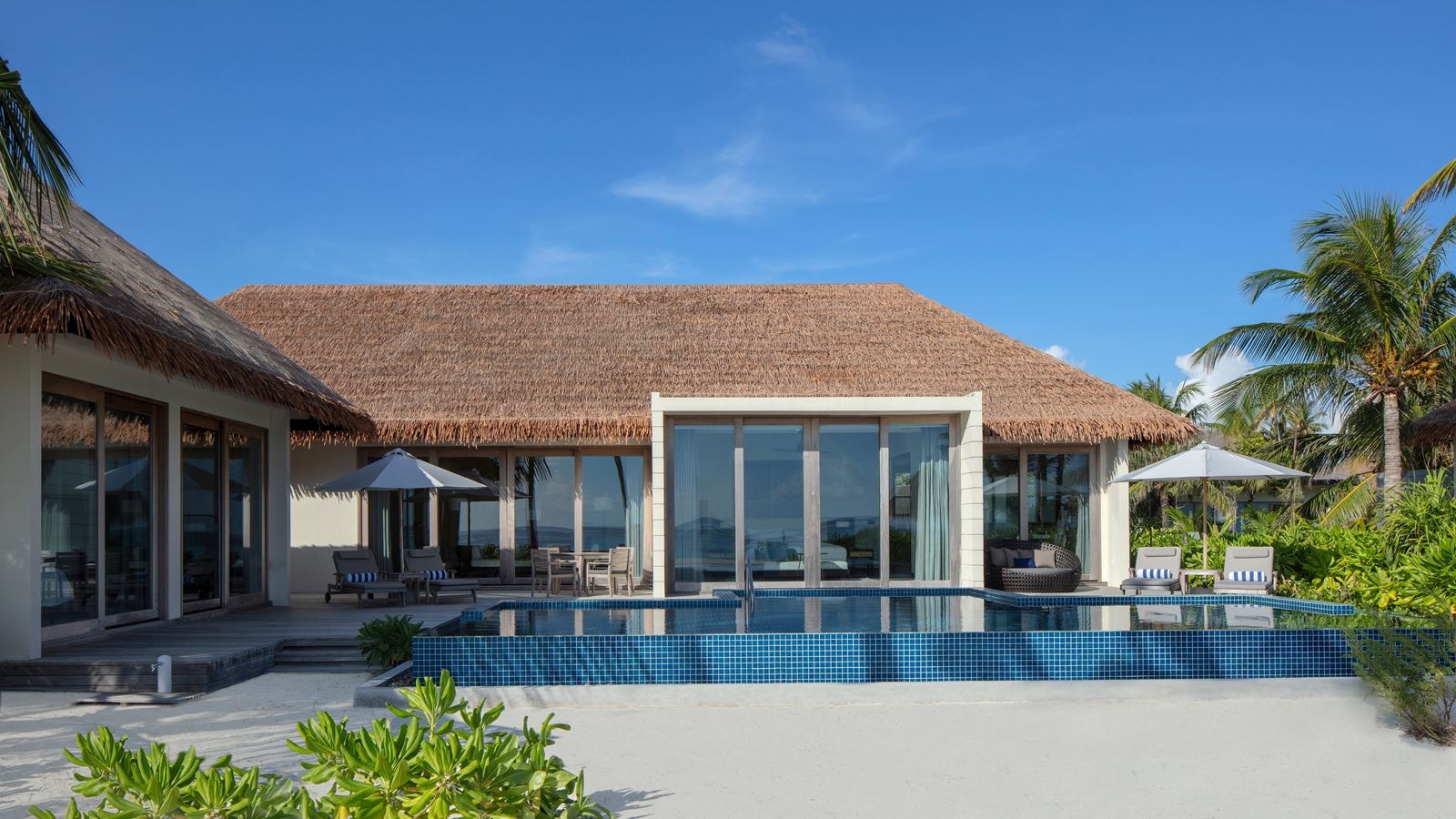 rooms-beach-villa--3-bedrooms--pool--sunset-view