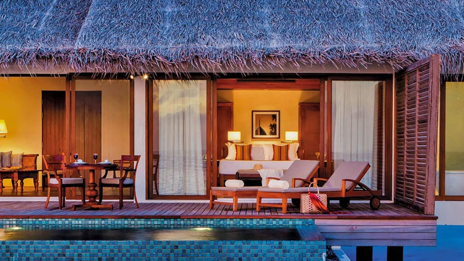 rooms-deluxe-water-pool-villa