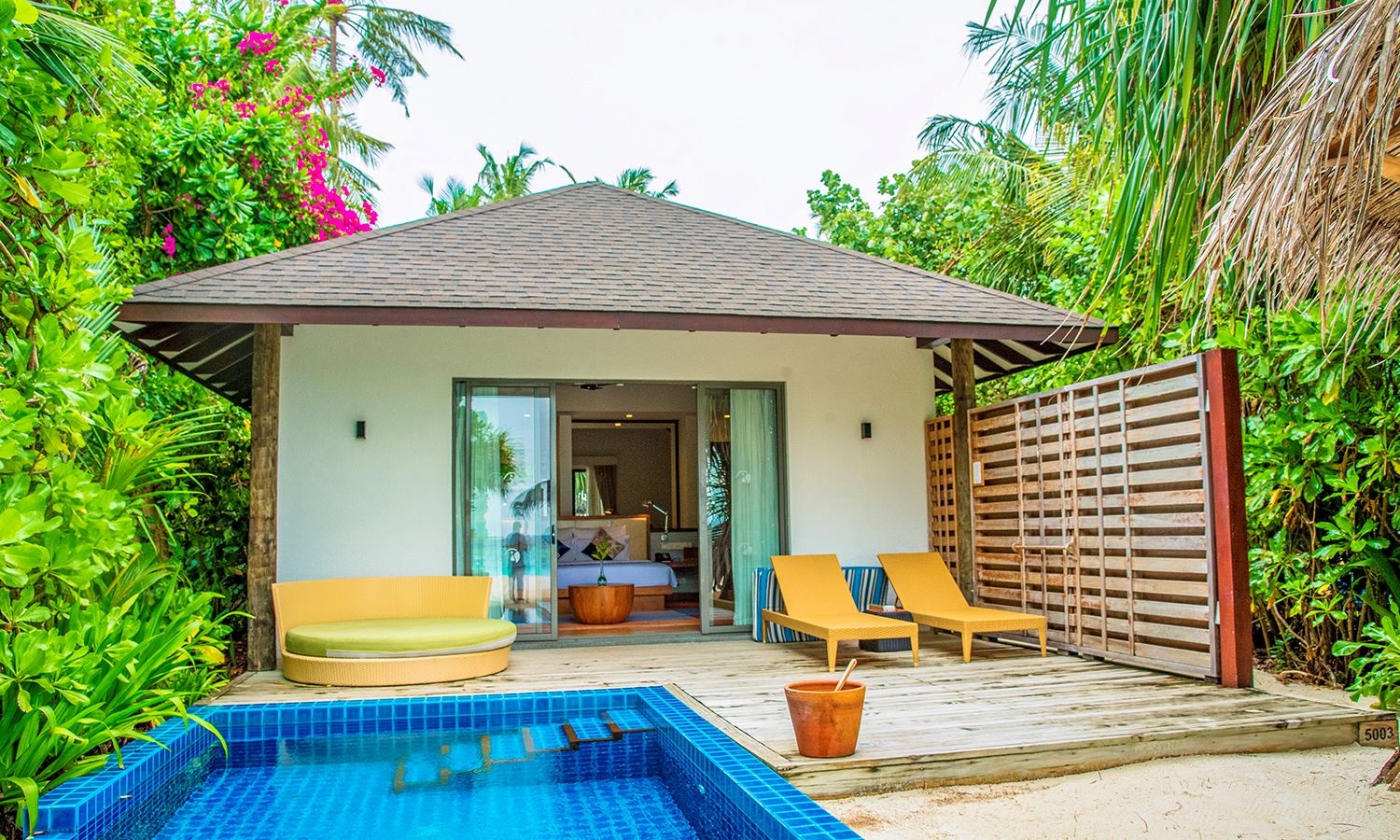 rooms-beach-villa-pool-vils2