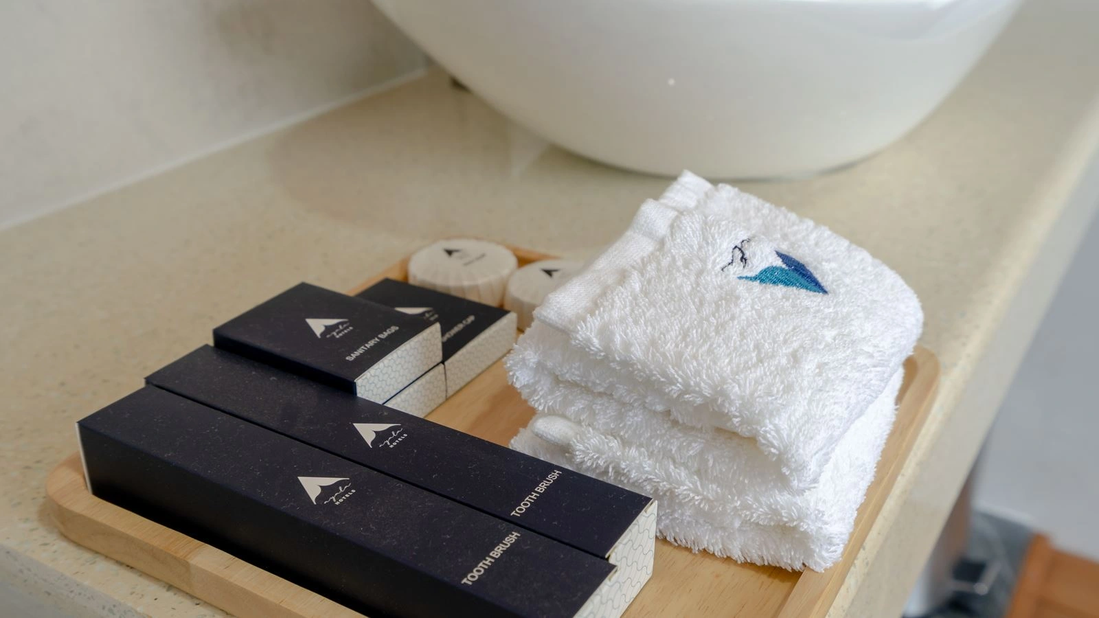 rooms-deluxe-room-island-view-with-balcony