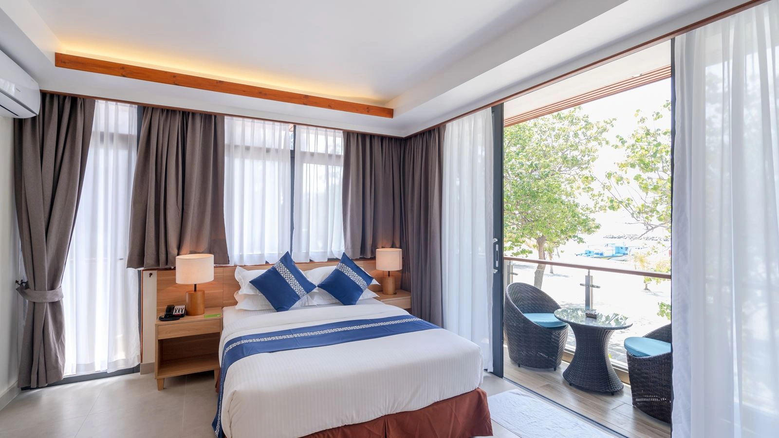 rooms-deluxe-room-island-view-with-balcony