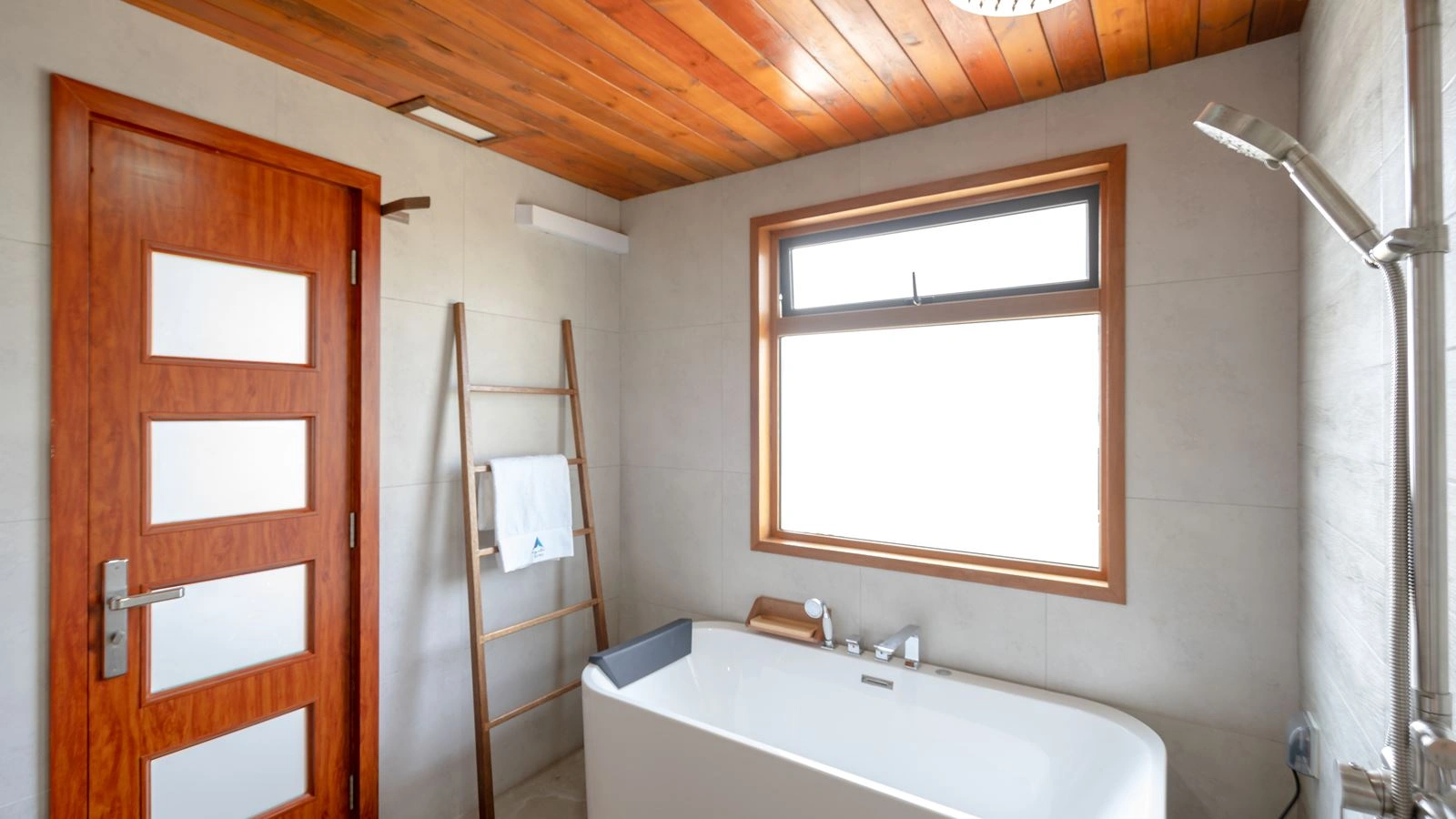 rooms-super-deluxe-room-seaview-with-balcony