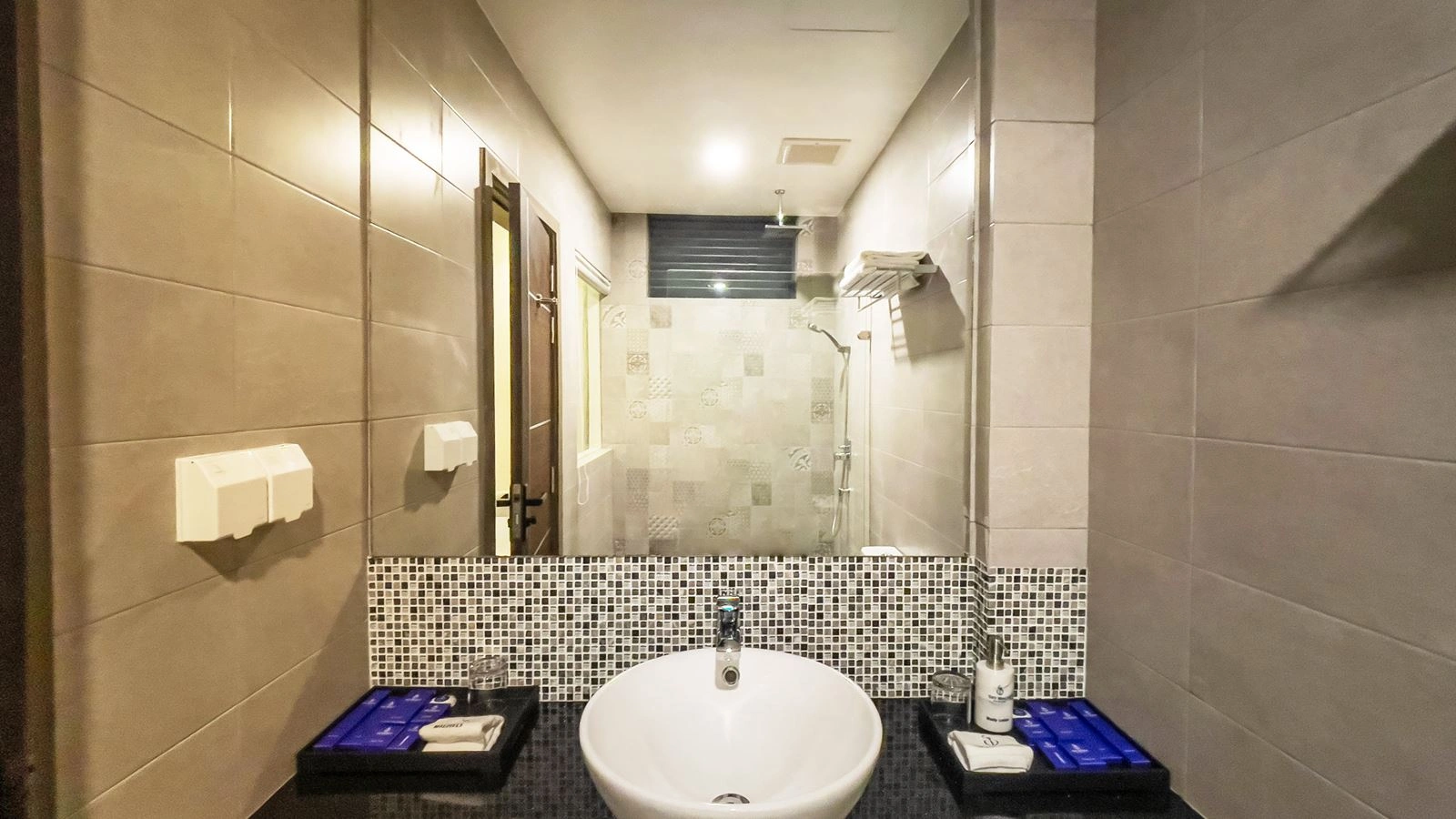 rooms-sky-room-no-window