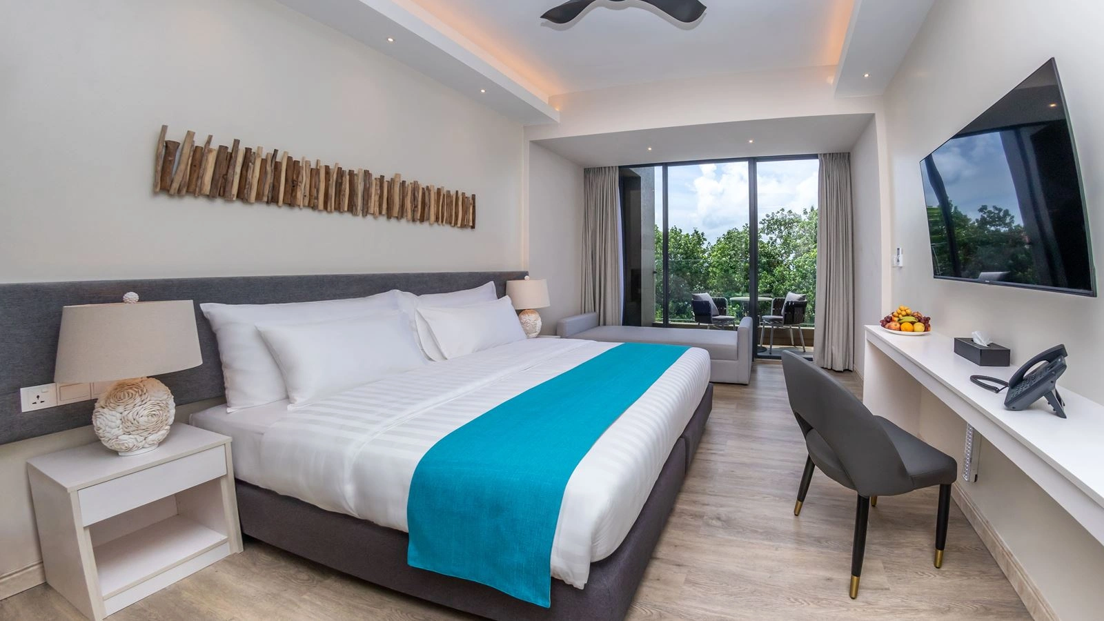 rooms-sky-deluxe-room-with-balcony