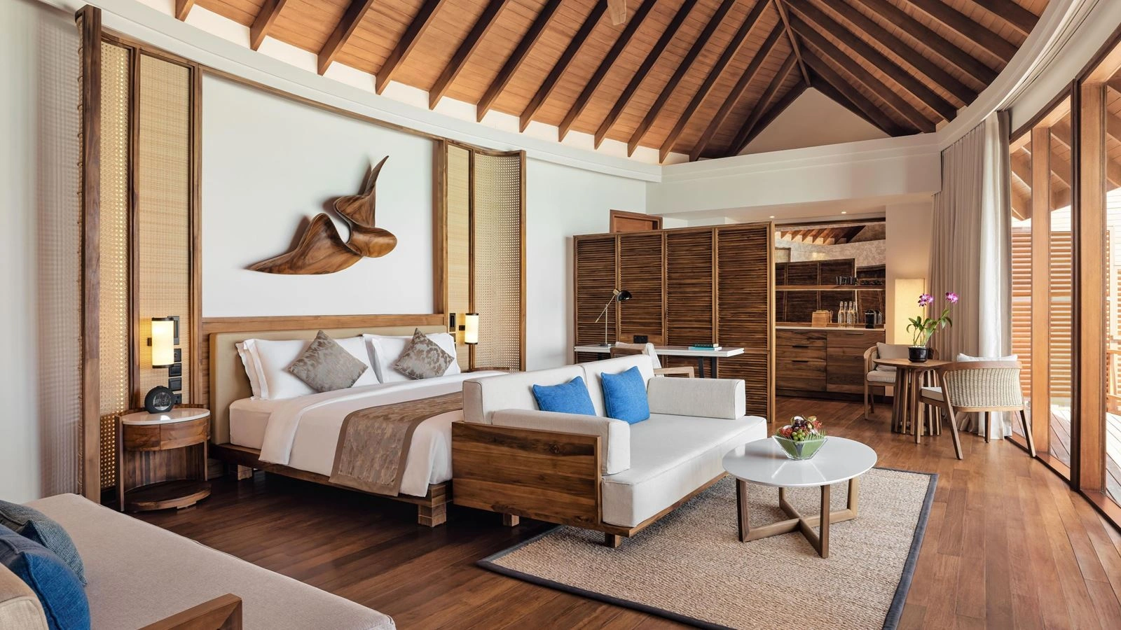 rooms-sunrise-over-water-suite