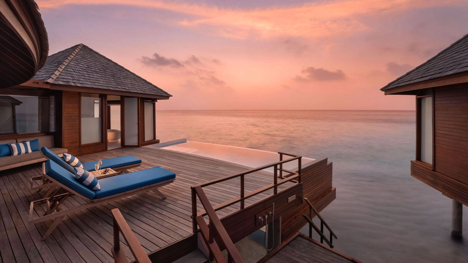 rooms-sunset-overwater-pool-suite