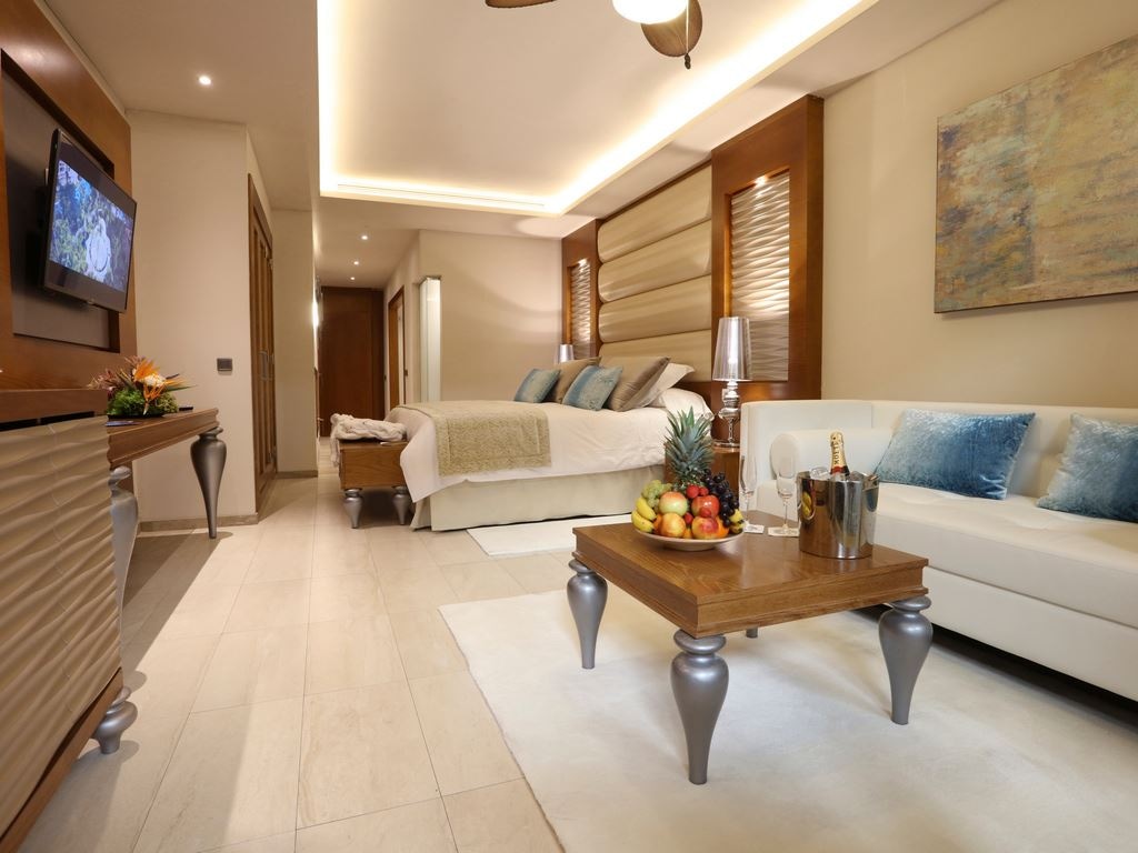 rooms-mirage-club-sky-view-suite-roof-top-with-outdoor-jacuzzi