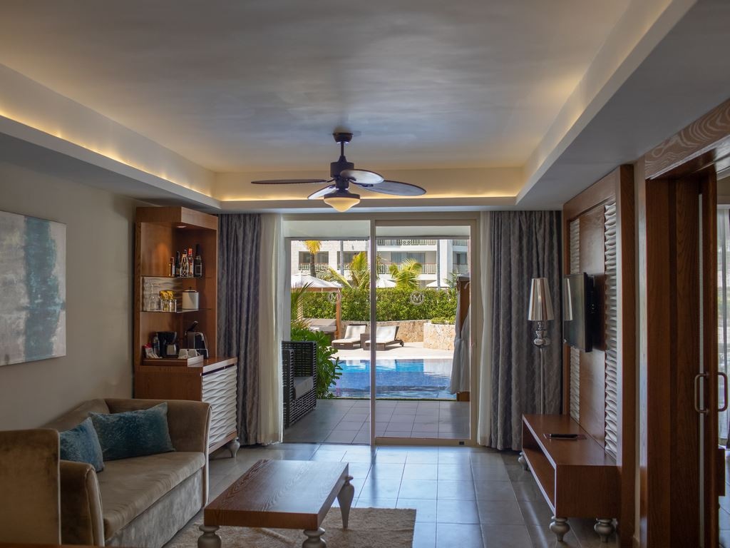 rooms-mirage-club-swim-up-suite-outdoor-jacuzzi