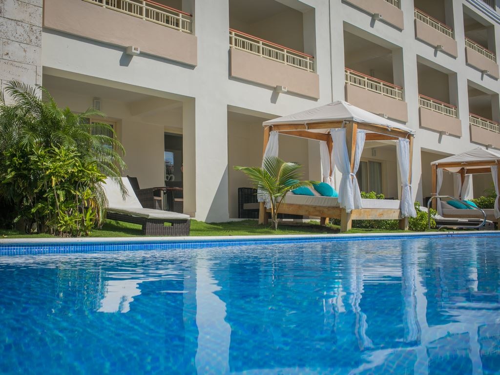 rooms-swim-up-suite-outdoor-jacuzzi