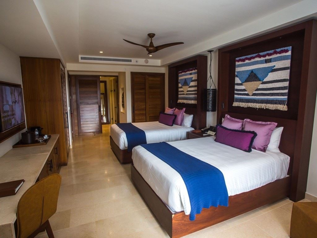 rooms-preferred-club-junior-suite-tropical-view