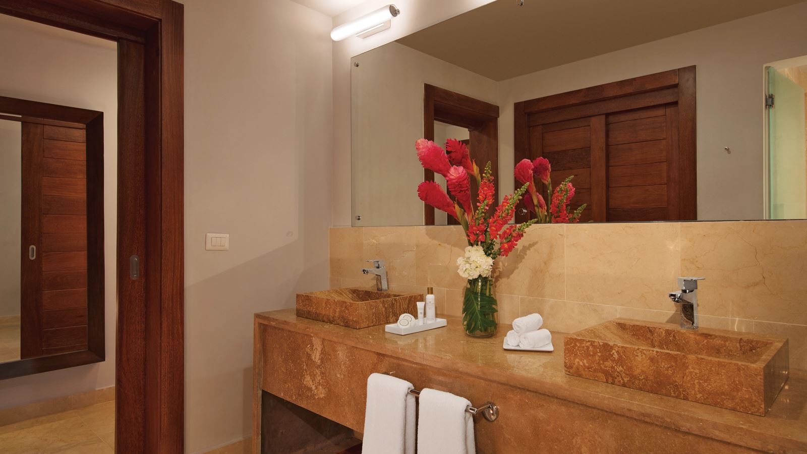 rooms-preferred-club-honeymoon-suite