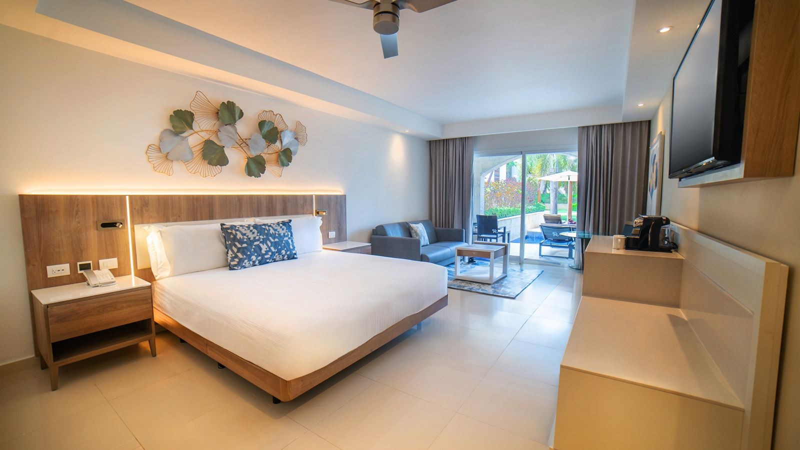 rooms-luxury-swim-out-room-diamond-club