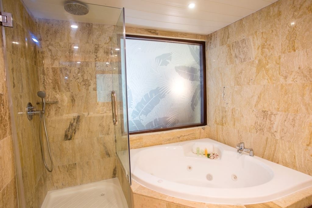 rooms-junior-suite-premium-ocean-front-view-with-jacuzzi