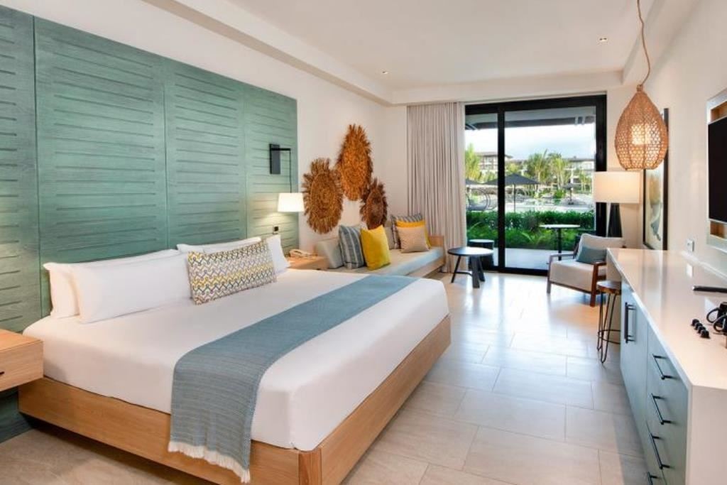 rooms-resort-king--pool-view-junior-suite