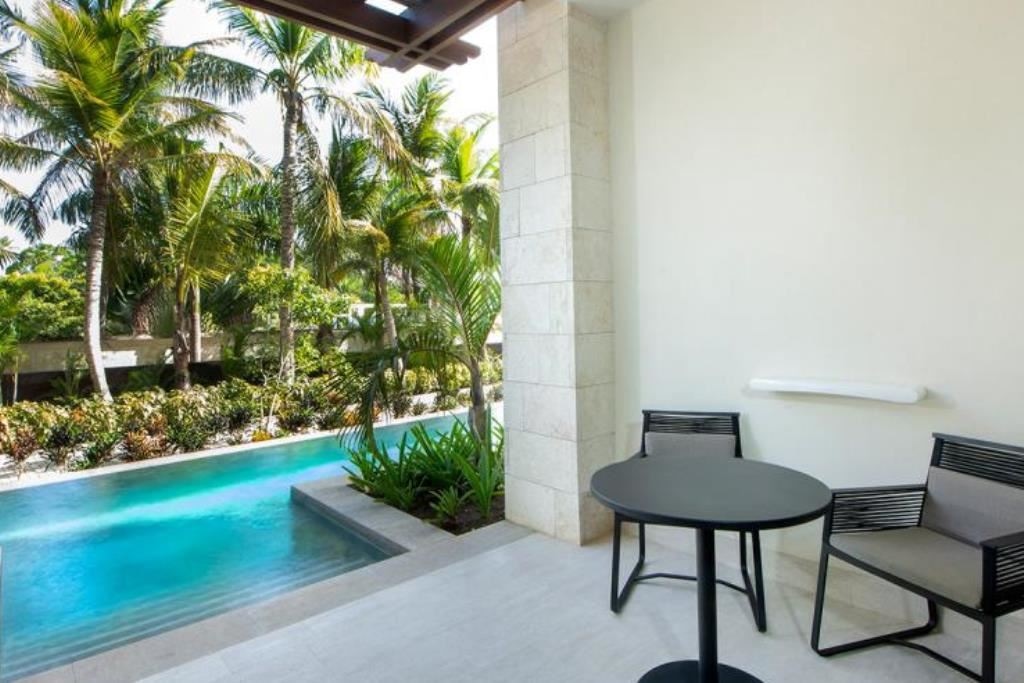 rooms-resort-queen--swim-up-junior-suite