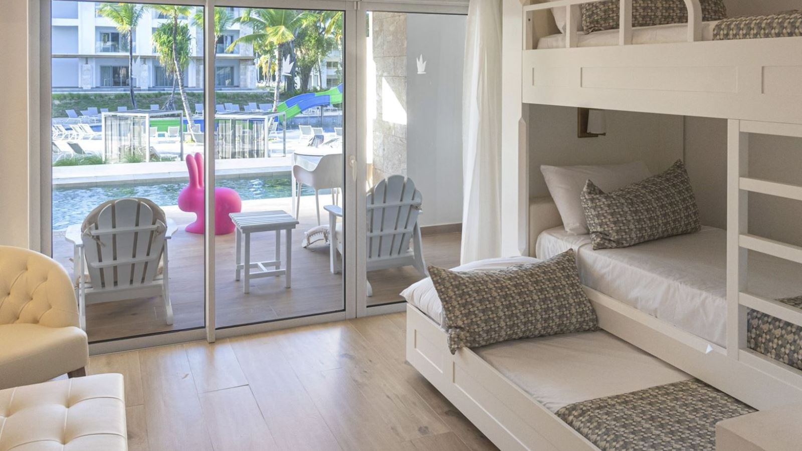 rooms-family-club-junior-suite-swimout