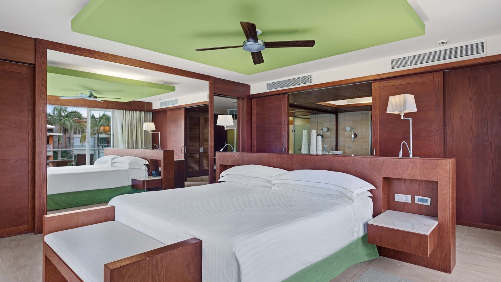 rooms-panoramic-suite-ocean-front-premium-level-single-use