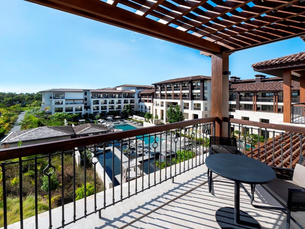 rooms-adults-only-junior-suite-pool