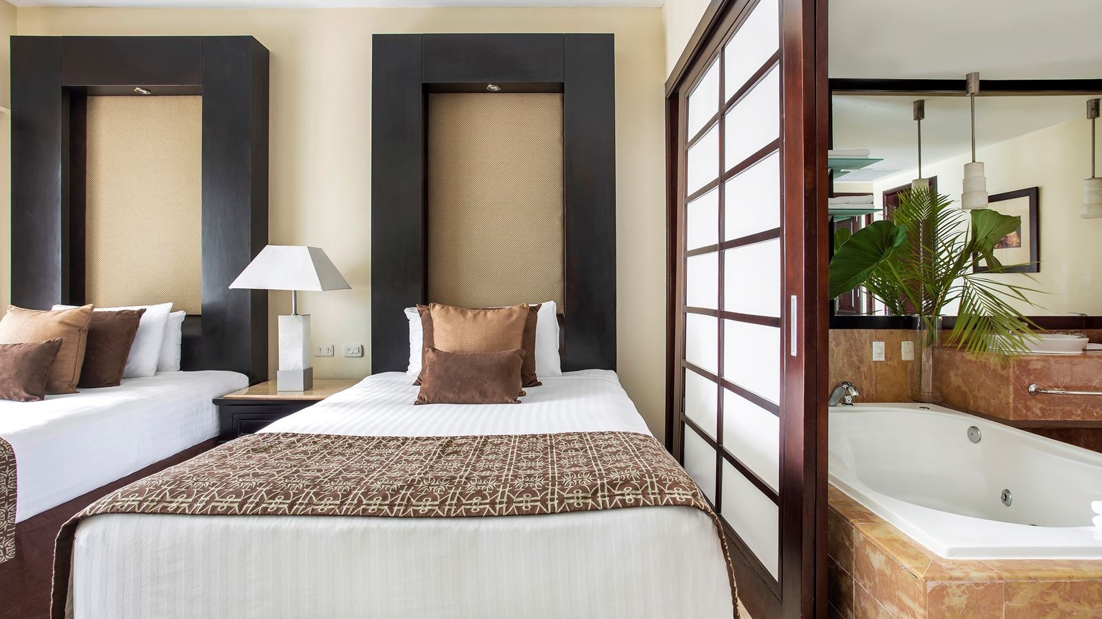 rooms-one-bedroom-master-suite