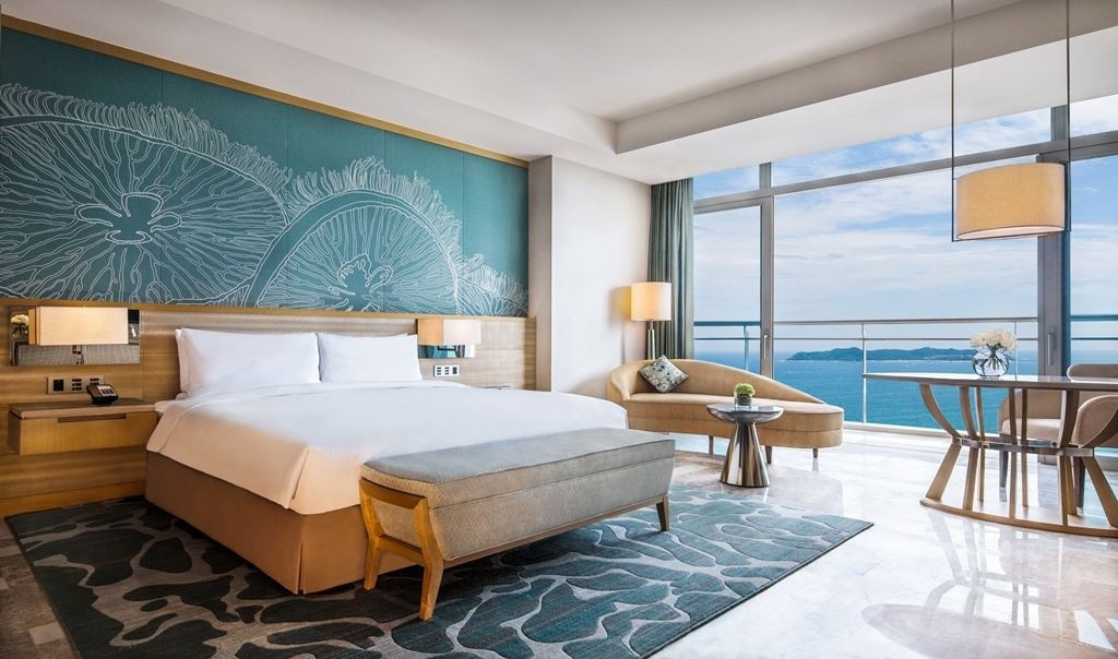 rooms-deluxe-ocean-view-kingqueen-bed-room