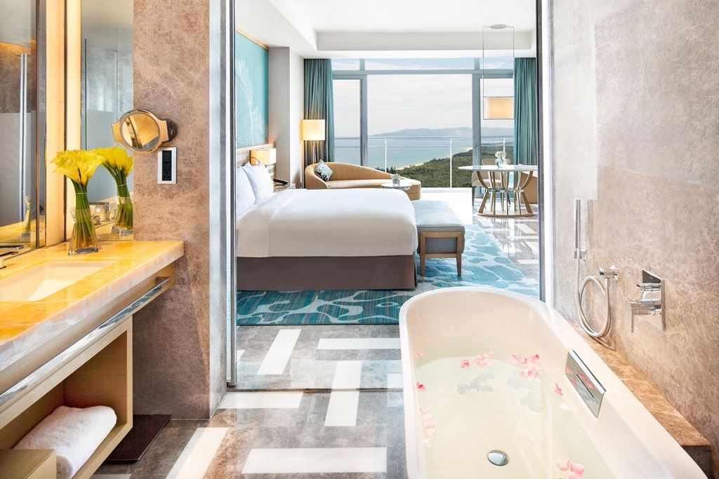 rooms-deluxe-ocean-view-kingqueen-bed-room