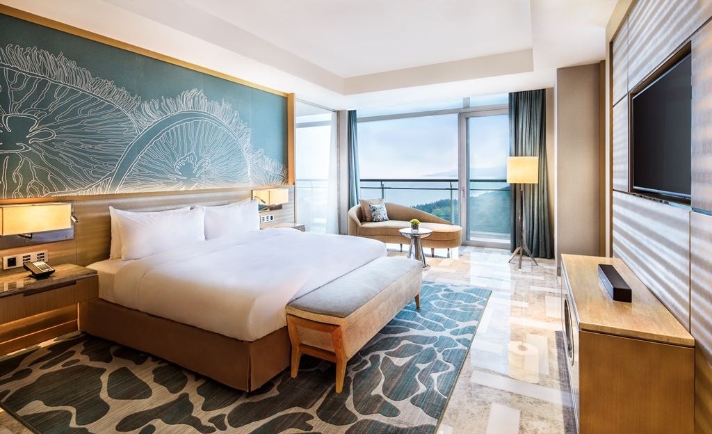rooms-deluxe-ocean-view-kingqueen-bed-room