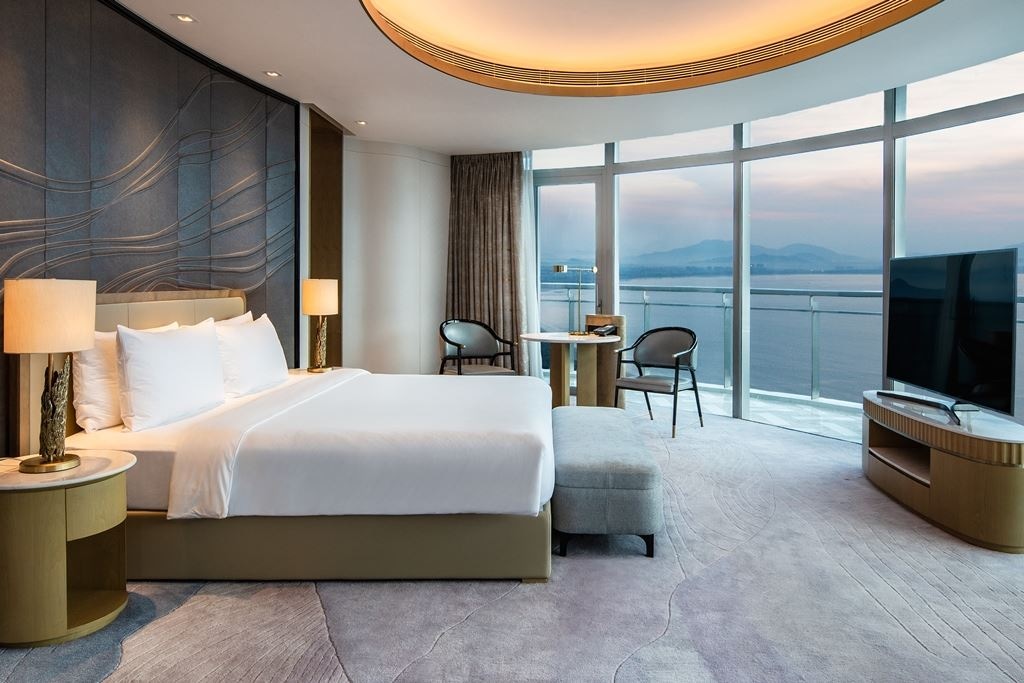rooms-regal-suite