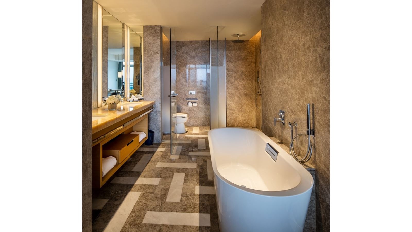 rooms-imperial-club-deluxe-ocean-view-kingqueen-bed-room