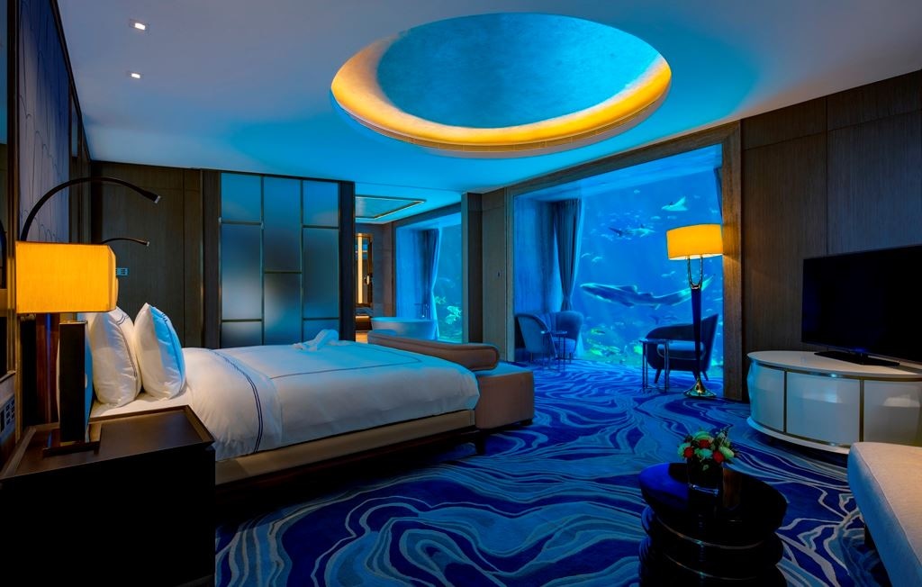 rooms-poseidon-underwater-suite