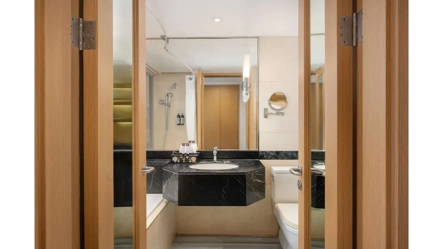 rooms-family-mountain-view-connecting-room-1-king-+-2-singles
