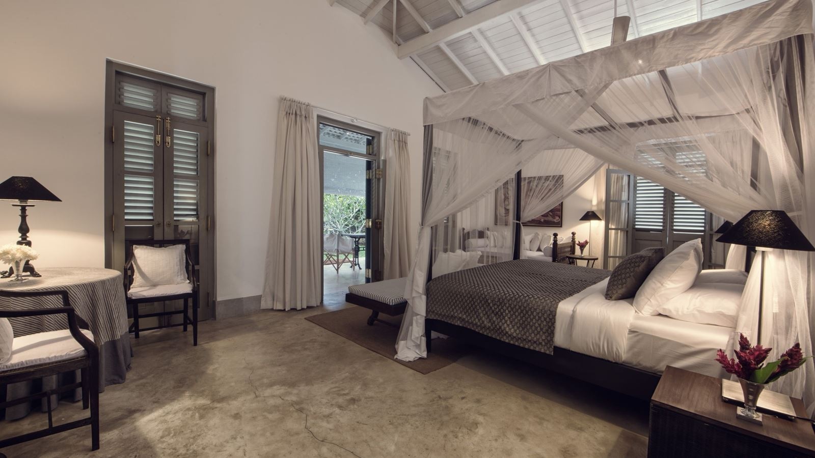 rooms-master-bedroom-with-plunge-pool