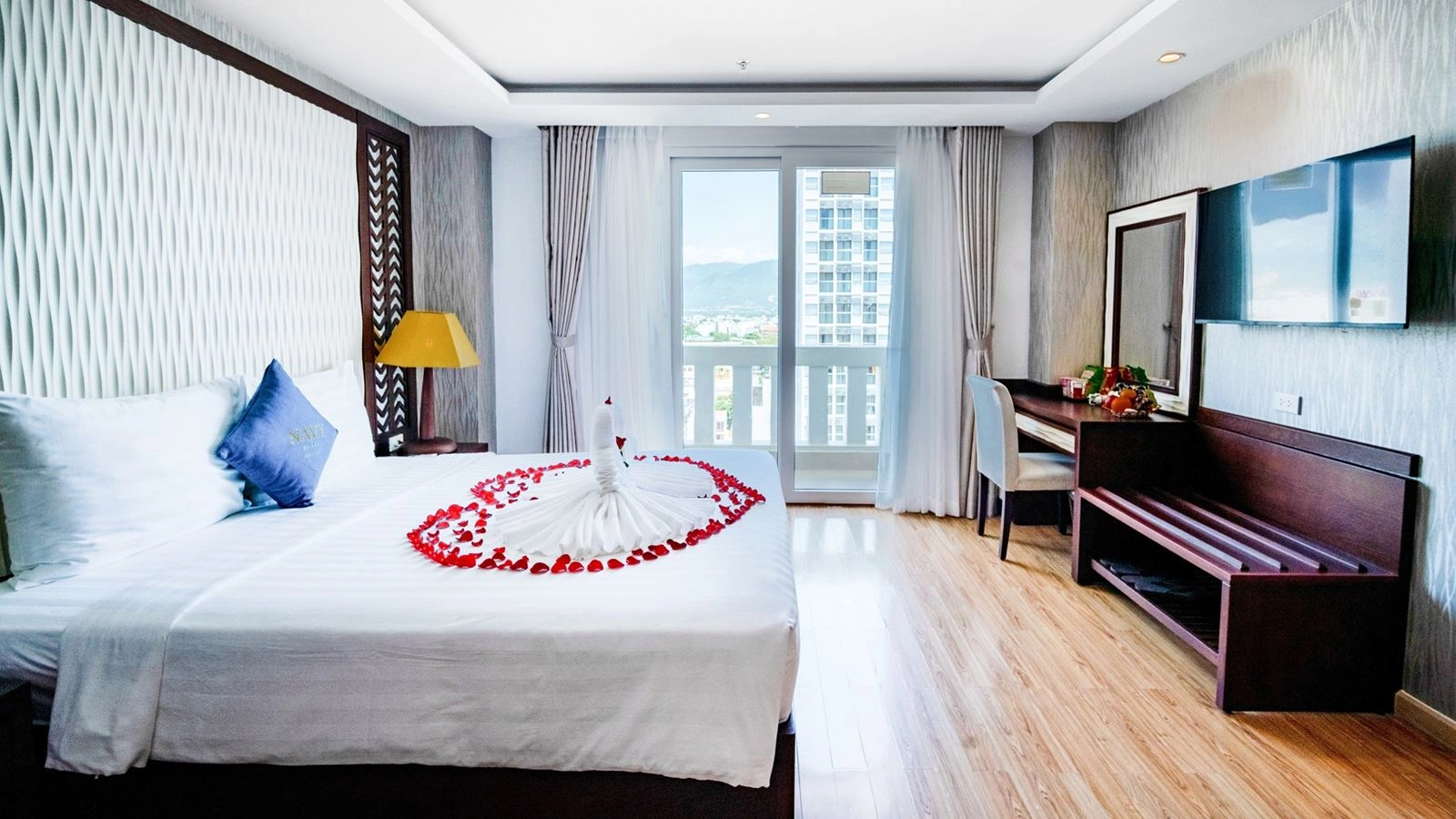 rooms-deluxe-city-view-with-balcony