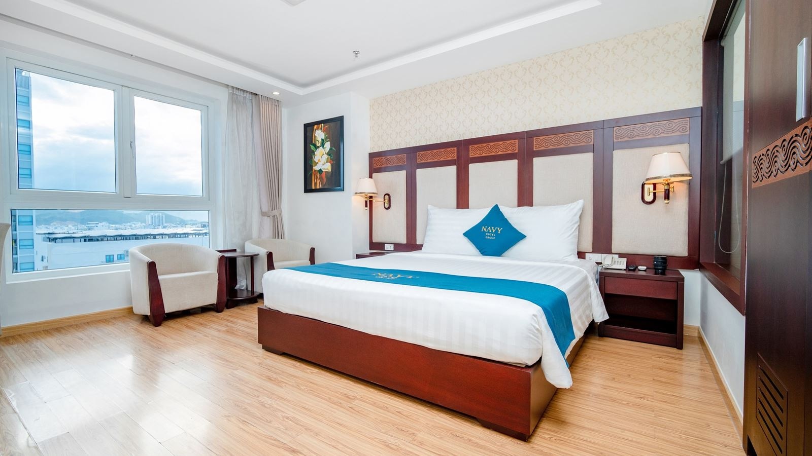 rooms-deluxe-city-view-with-balcony