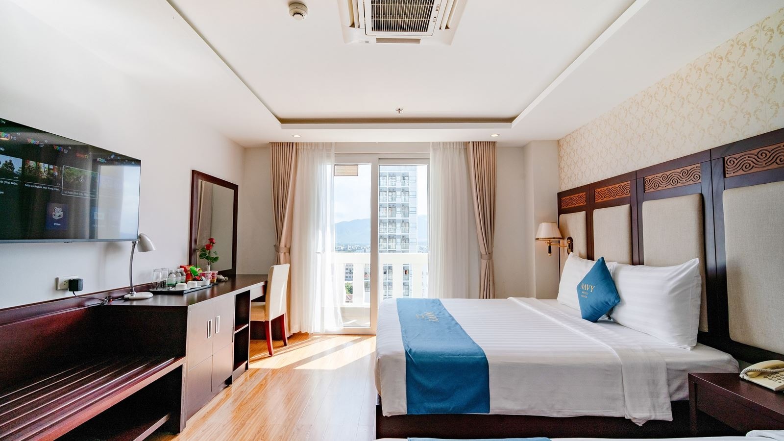 rooms-deluxe-city-view-with-balcony