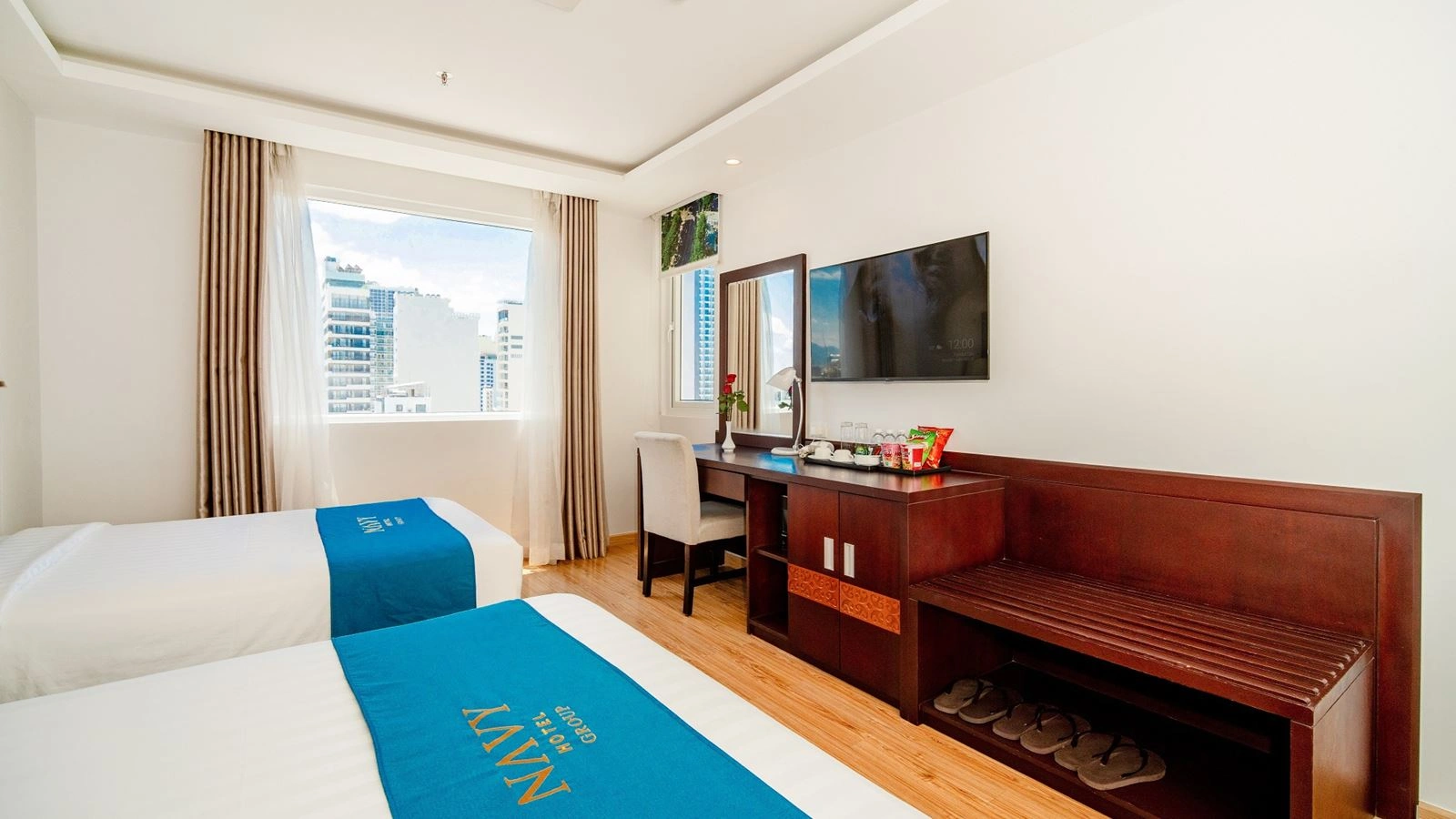 rooms-deluxe-city-view-with-balcony