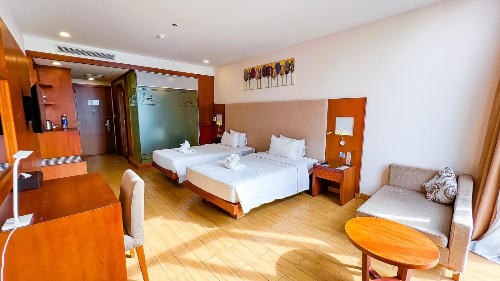 rooms-deluxe-room-partial-sea-view-with-balcony