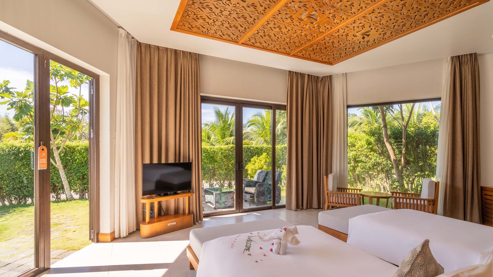 rooms-luxury-villa-poolside-with-terrace-child-without-extra-bed