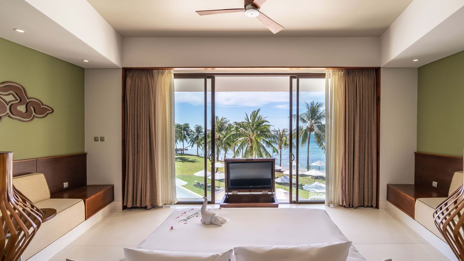 rooms-premium-deluxe-ocean-view-with-balcony