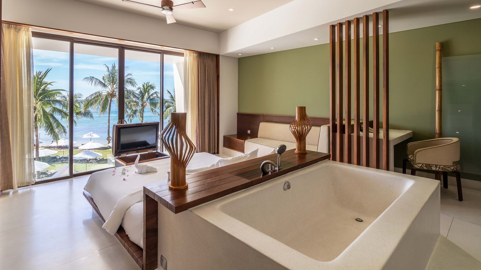 rooms-premium-deluxe-ocean-view-with-balcony