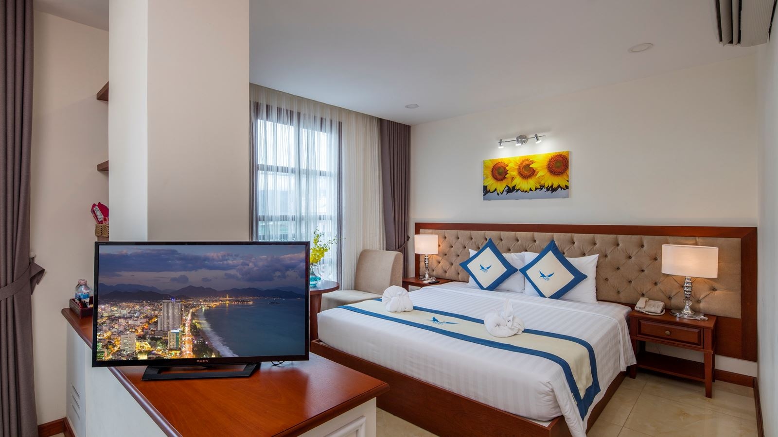 rooms-senior-cityview-with-balcony