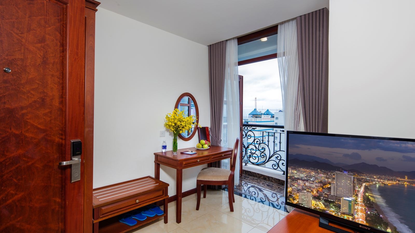 rooms-senior-cityview-with-balcony