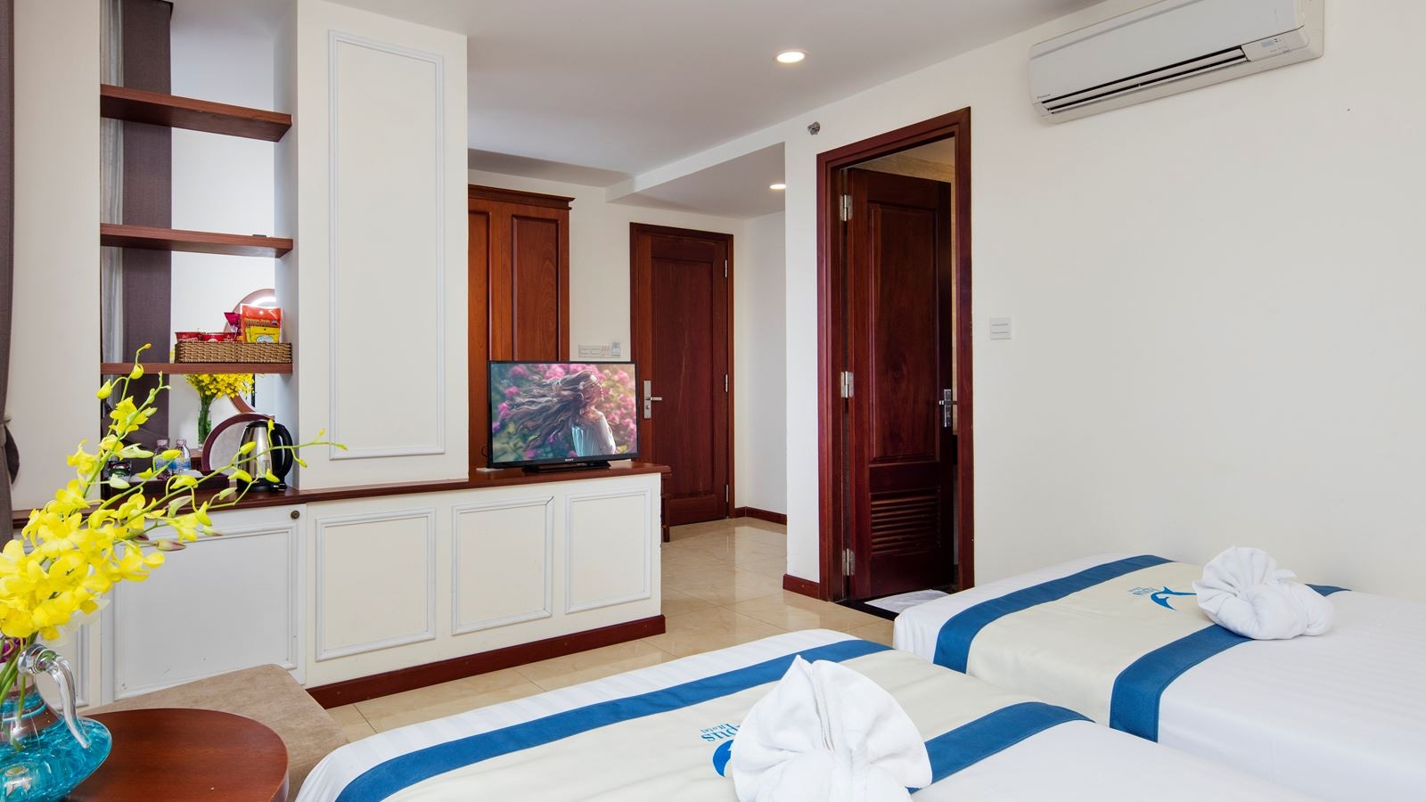 rooms-senior-city-view-with-balcony-child-without-extra-bed