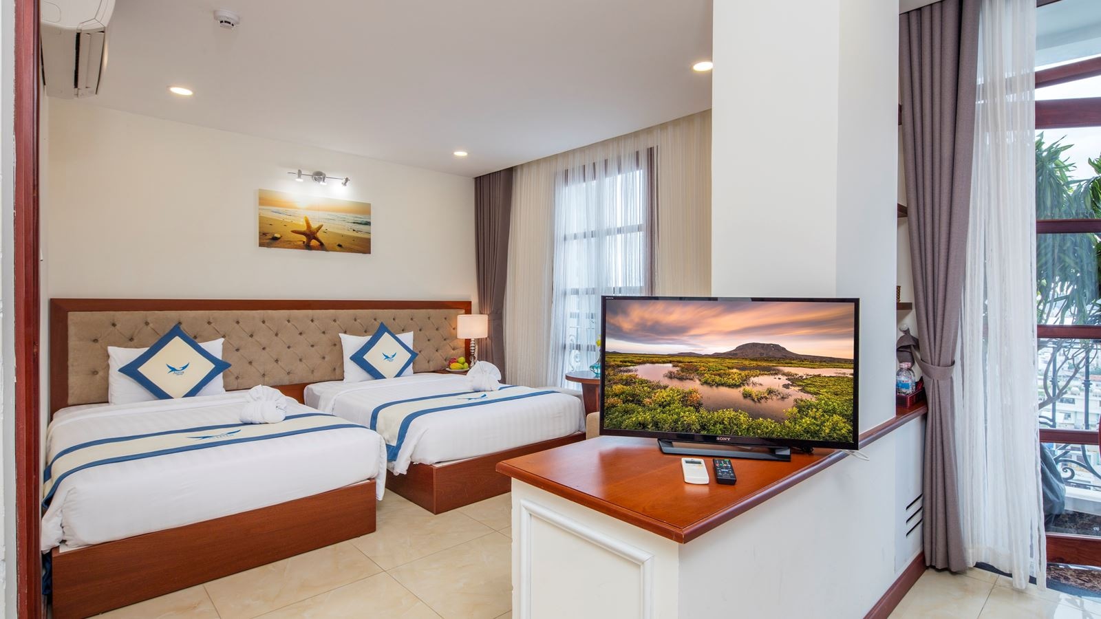 rooms-senior-city-view-with-balcony-child-without-extra-bed