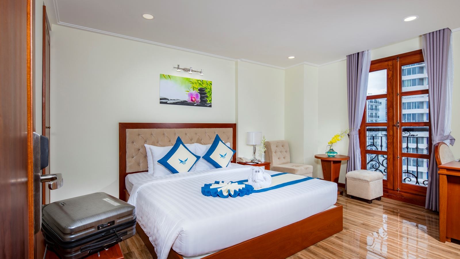 rooms-senior-city-view-with-balcony-child-without-extra-bed