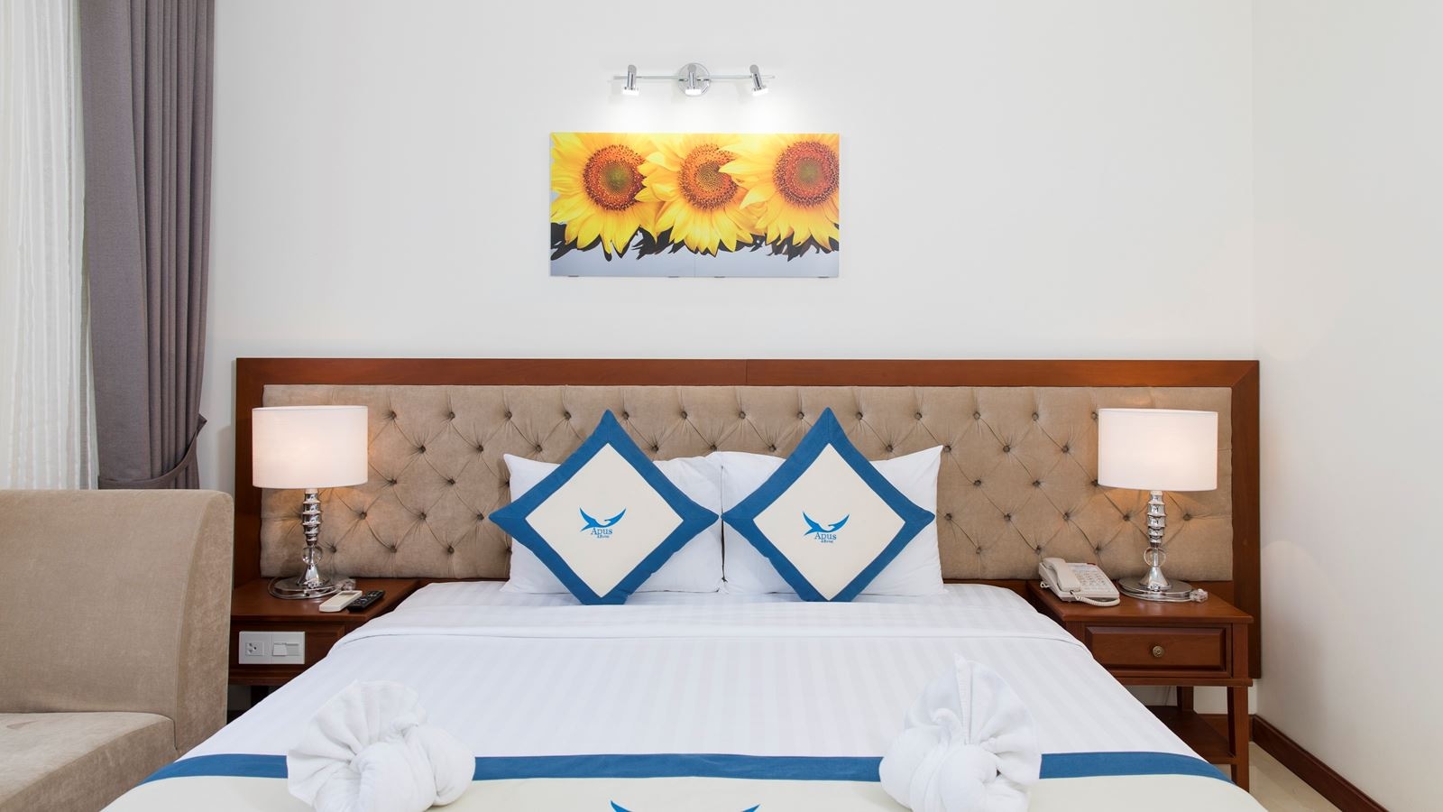 rooms-senior-sea-view-with-balcony