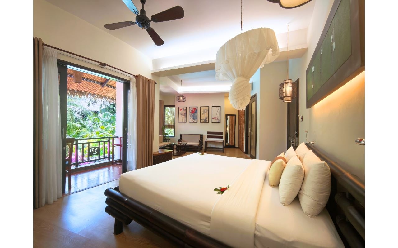 rooms-indochine-suite-garden-view-with-balcony